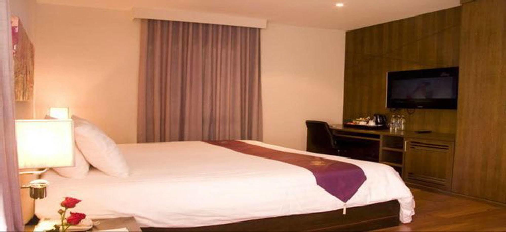 Paradiso Boutique Suites Bangkok Esterno foto